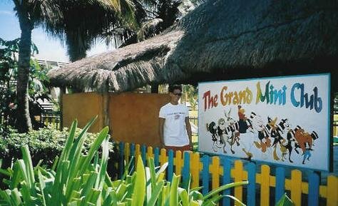 Oscar teaches stretch classes and games Photo - Exercising, Cancun, Mexico 